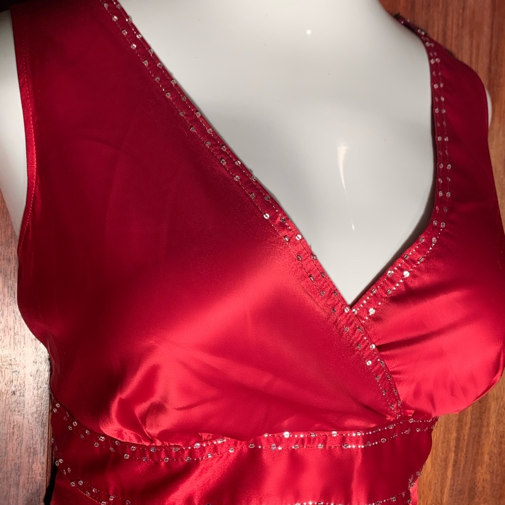 NWOT New York & Company Ruby Red Silky Embellished V-Neck Top 16 Fits like a 14. - Picture 8 of 9